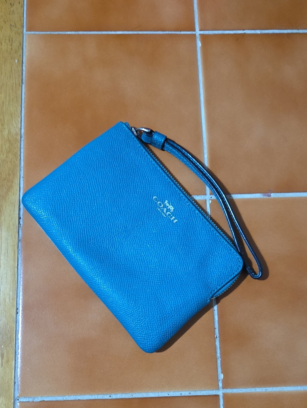 COACH TURQUOISE CORNER ZIP WRISTLET GOOD USED CONDITION